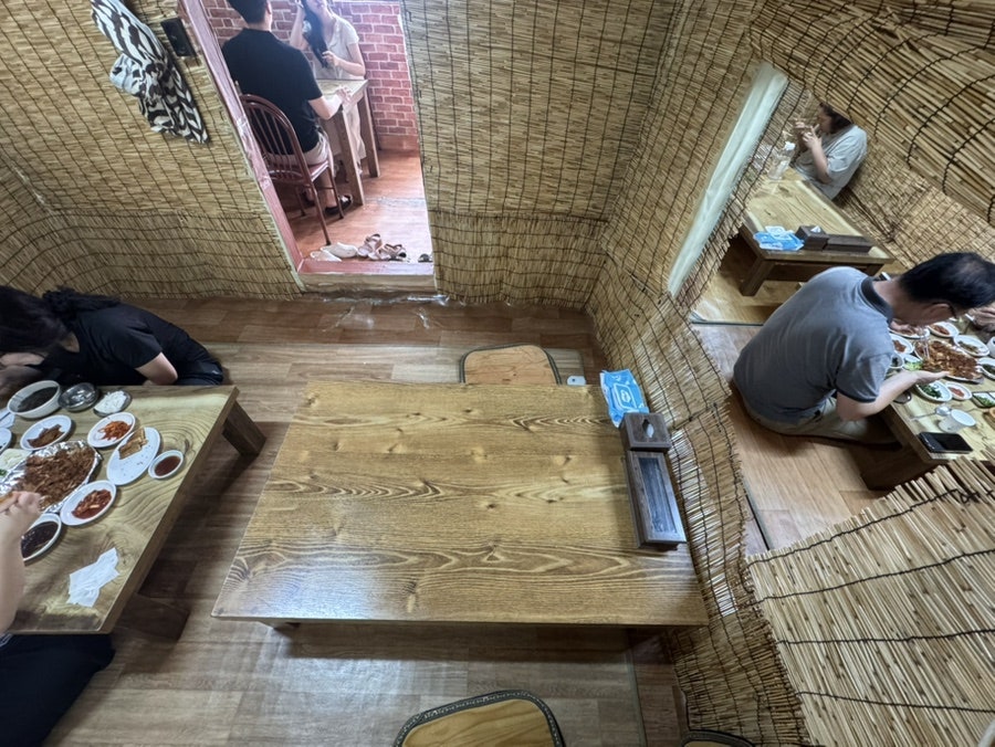 좌식 테이블이 놓인 실내 전경. 점심시간이면 자리마다 손님이 들어차는 모습을 볼 수 있습니다.