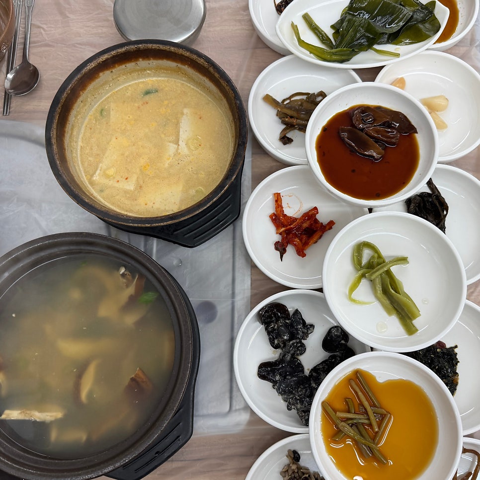 된장찌개와 맑은 버섯국, 나물무침까지 다양하게 오르는 찬들.