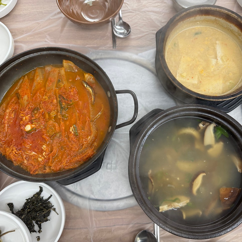 정갈하게 차려진 나물 반찬들.