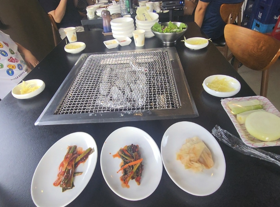 초벌 전 세팅된 테이블. 밑반찬과 쌈채소가 먼저 놓입니다.