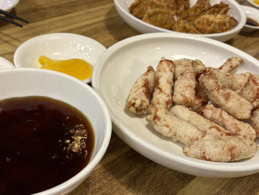 팔당반점의 메뉴판. 짬뽕부터 코스 요리까지 다양한 메뉴를 선택할 수 있습니다.