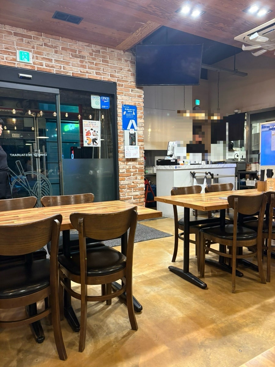 팔당반점의 가게 내부 분위기. 넓은 테이블 간격이 특징입니다.
