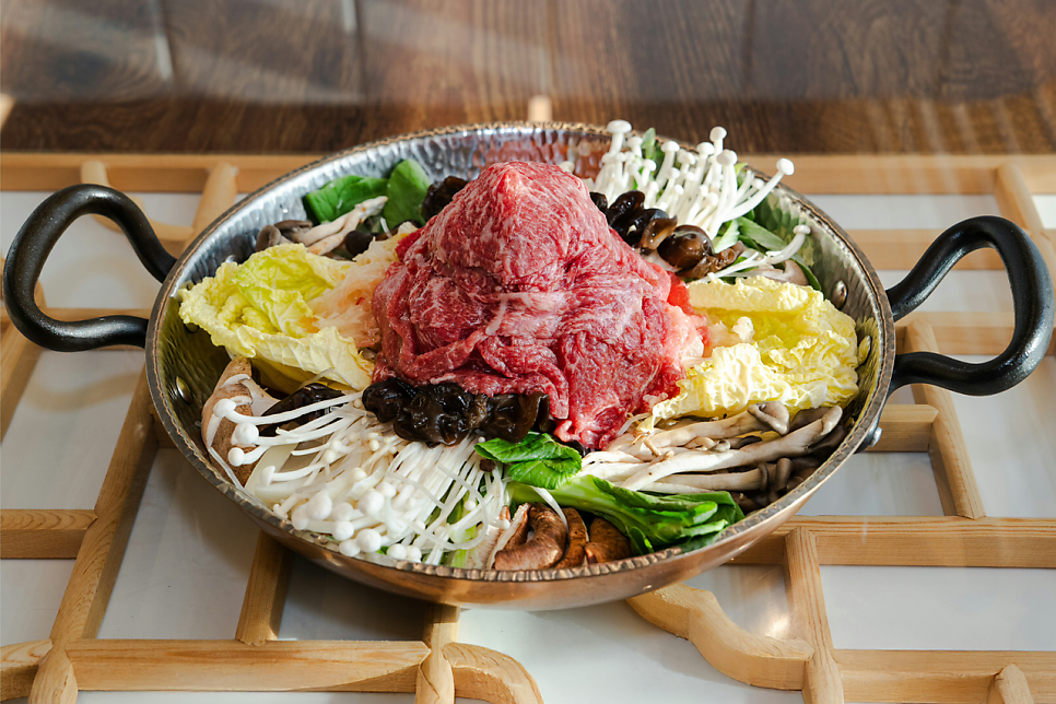 소고기와 버섯을 담은 전골