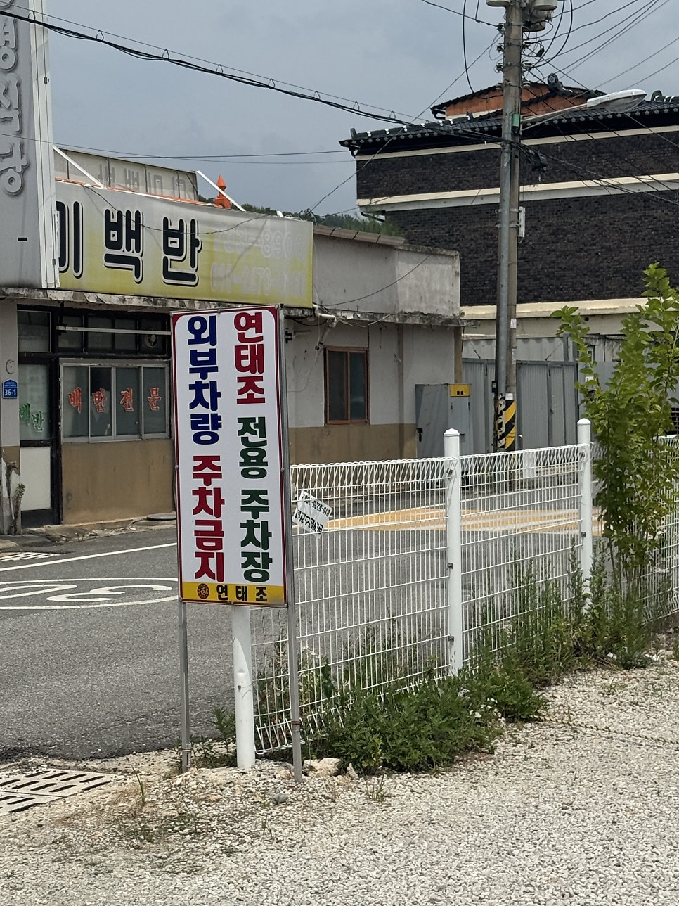 깔끔한 매장 분위기와 넓은 테이블 간격