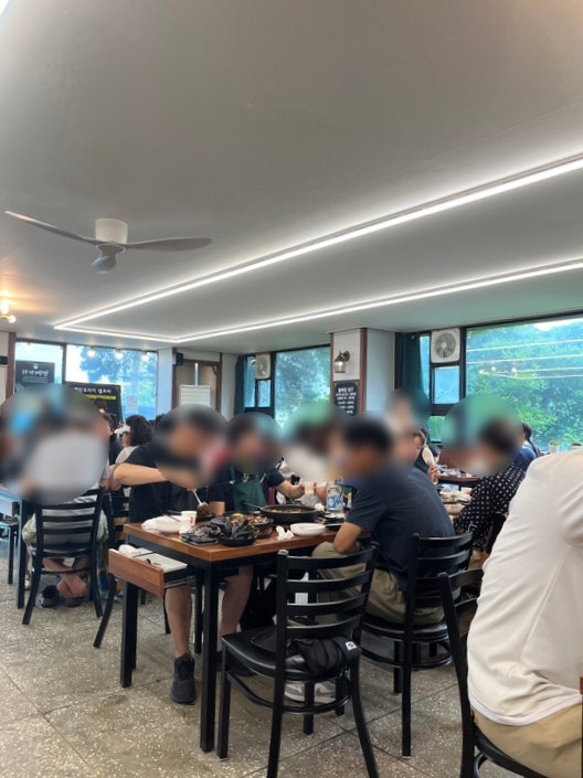 돌판에서 지글지글 끓는 짬뽕. 국물이 뜨겁고 얼큰합니다.
