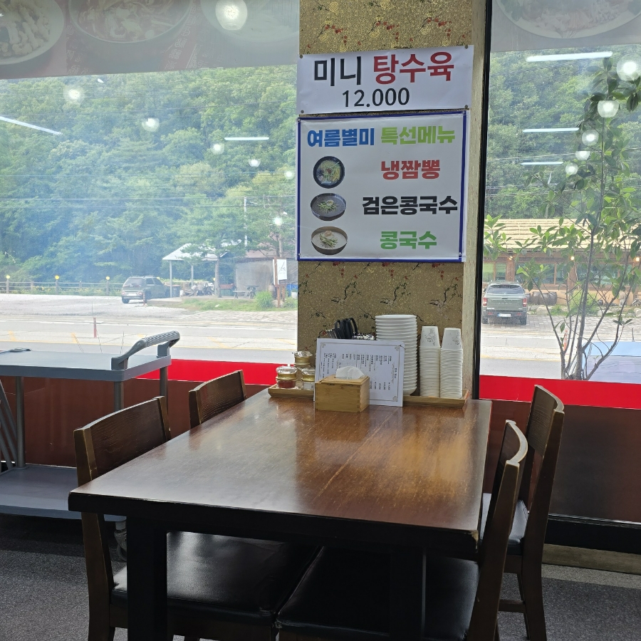 산정루의 내부 전경. 넓은 테이블과 방실형 좌석이 가족 식사에 적합합니다.