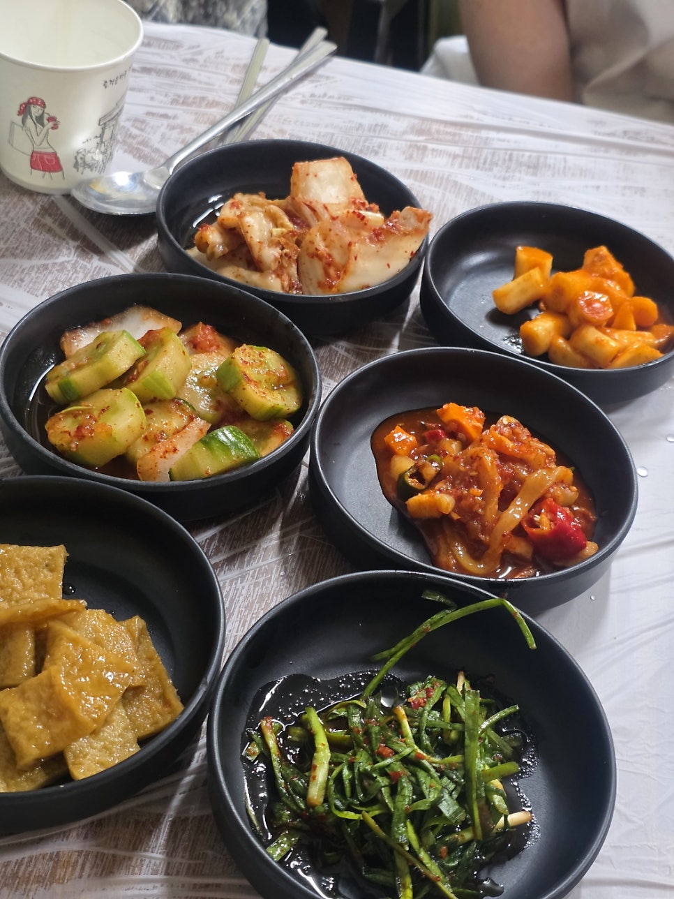 함께 나오는 밑반찬. 여섯 가지 남짓한 반찬이 정갈하게 차려집니다.