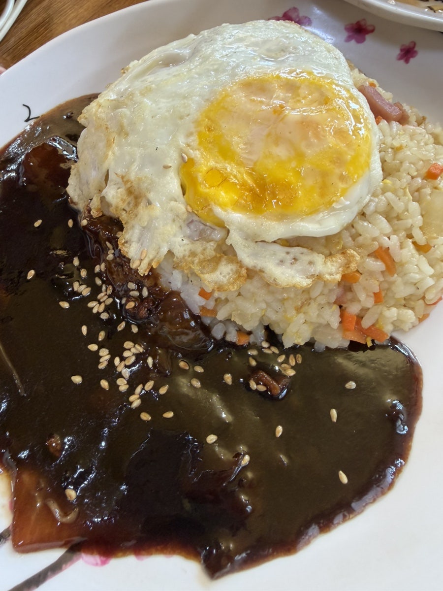 달걀프라이와 소스를 올린 볶음밥. 아이들도 무난하게 먹기 좋은 맛입니다.