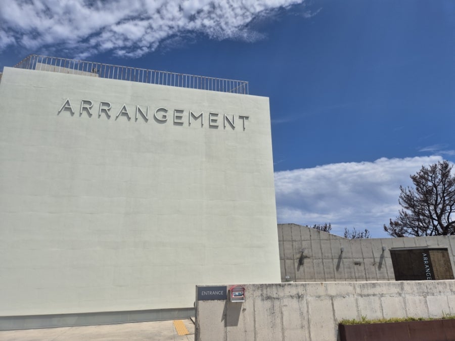 어레인지먼트 'ARRANGEMENT' 입구 조형물
