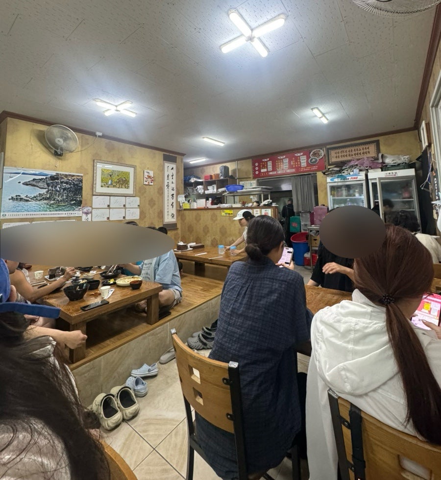 물놀이를 마친 손님들로 북적이는 실내. 테이블 회전이 빨라 오래 기다리지 않고 자리를 잡을 수 있었다는 후기가 있습니다.