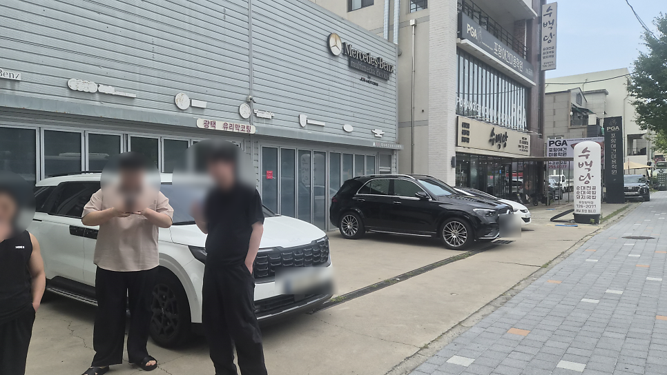 가게 외부 전경. 현대식 건물의 1층에 자리하고 있습니다.