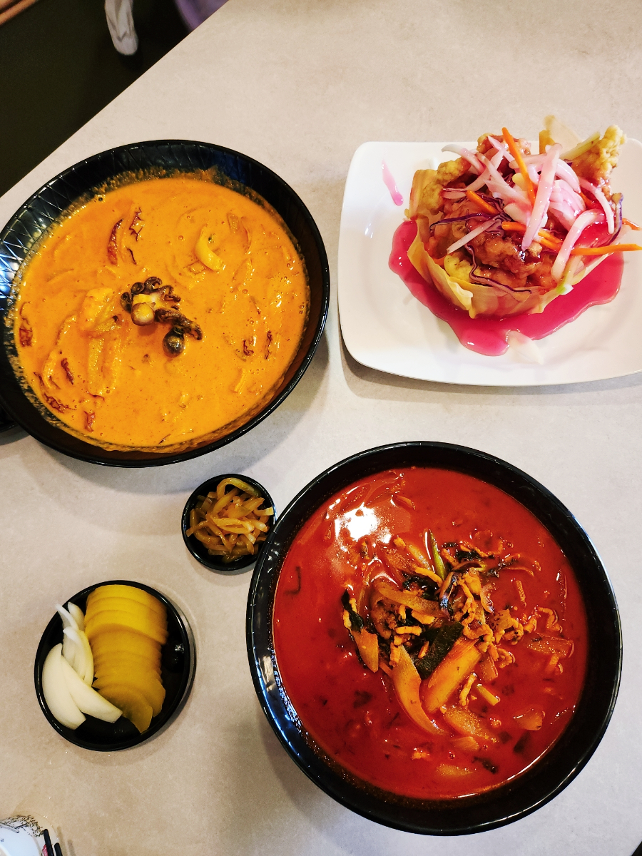 얼큰한 빨간 짬뽕과 크리미한 짬뽕. 취향대로 골라 먹을 수 있다.