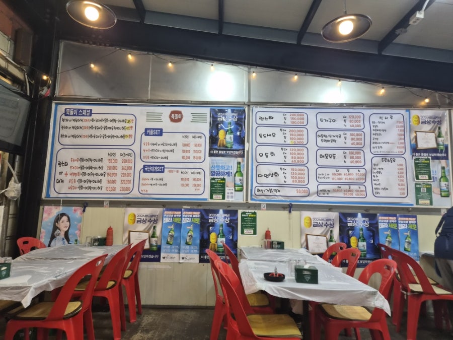 실내 테이블과 벽면 메뉴판. 세트 메뉴와 단품 가격이 안내돼 있다
