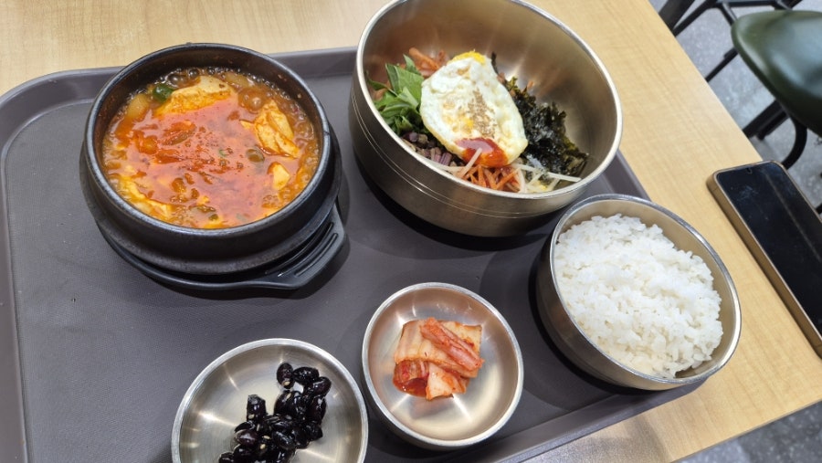테이블에 앉아 편하게 즐기는 푸드코트의 식사