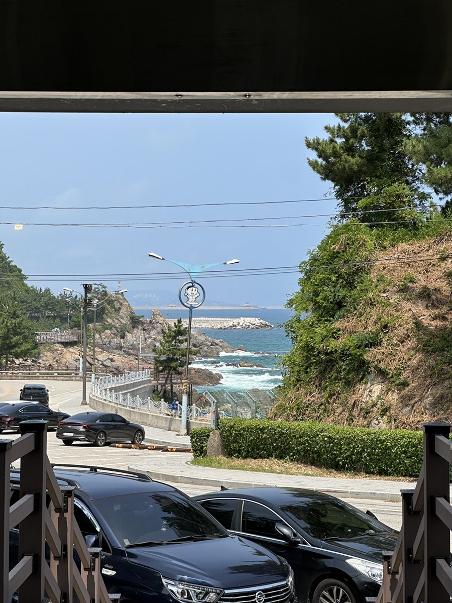 매장 통유리 너머로 보이는 부남해변 풍경