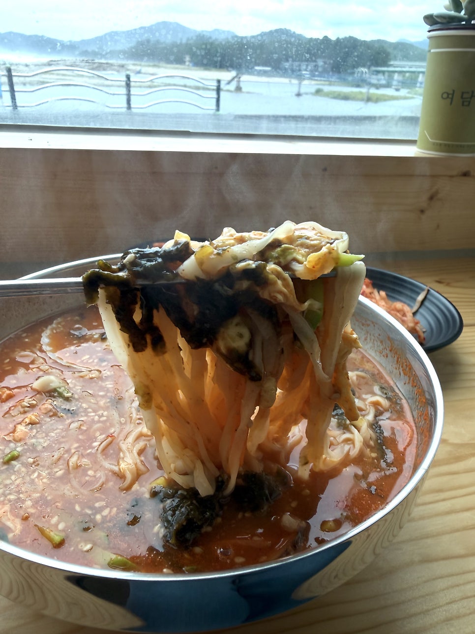 탱글한 면발을 들어 올린 궁촌칼국수 한 그릇