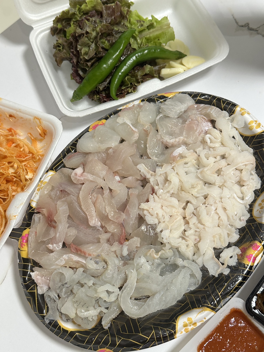 실제로 나온 막회 한 상. 여러 어종이 큰 접시 가득 푸짐하게 담겨 있습니다.
