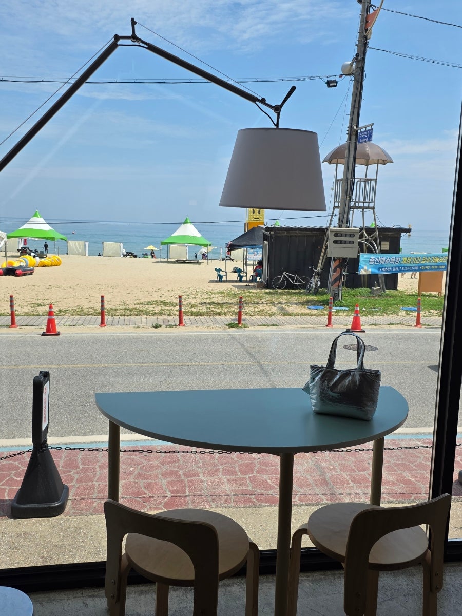 증산해변을 바라보며 식사하는 뉴바이브의 오션뷰 좌석