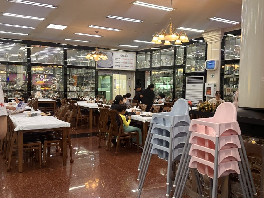 홀 내부. 샹들리에 조명과 진열장이 레트로한 분위기를 자아냅니다.