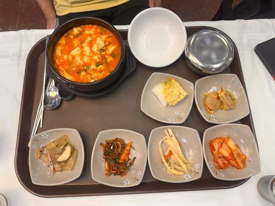 순두부찌개와 반찬 구성. 정갈하게 차려져 나옵니다.