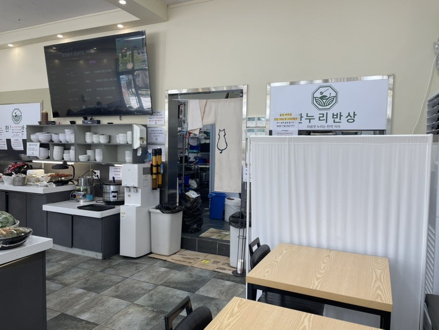 식기와 정수기, 밥솥이 놓인 안쪽 공간도 셀프로 이용할 수 있다.