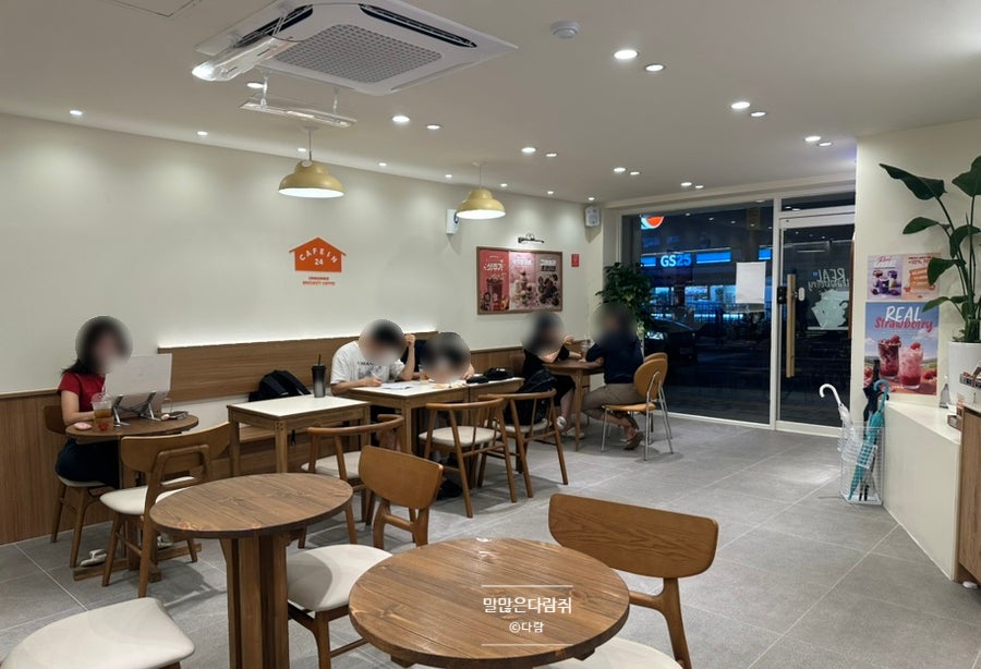 카페인24 은평역촌점 내부 좌석