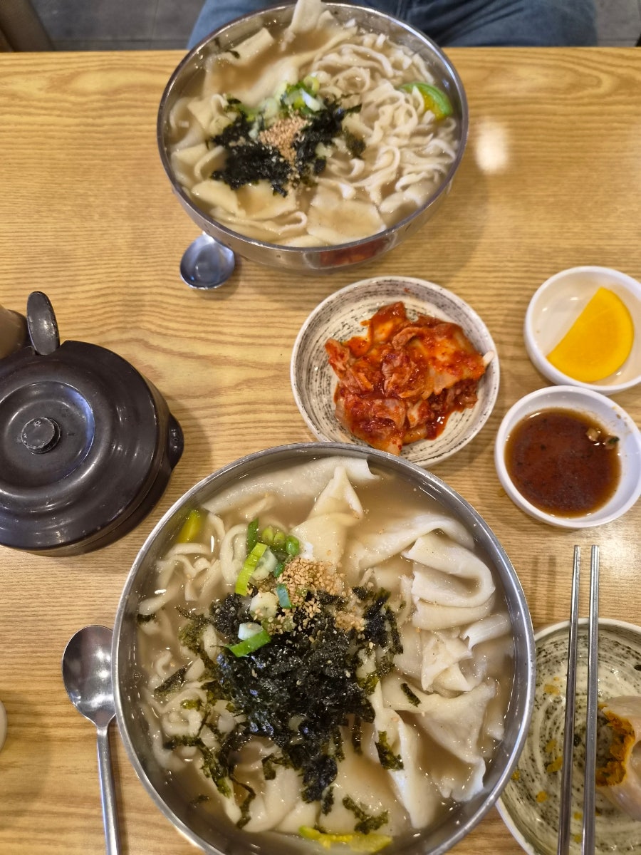 두 그릇을 시키면 이 정도로 푸짐합니다. 김치와 단무지가 곁들여집니다