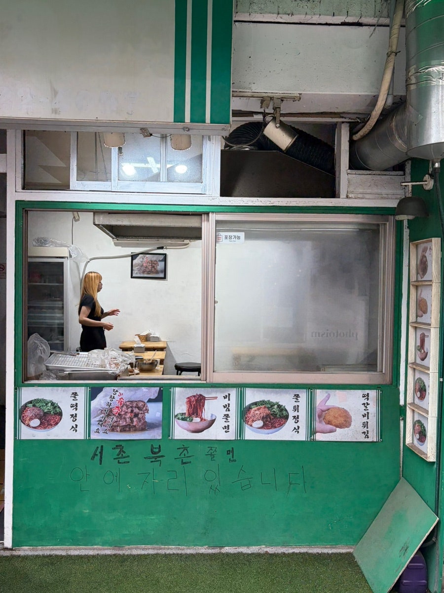주문은 창구에서. 회전이 빠른 간편식 스타일입니다.