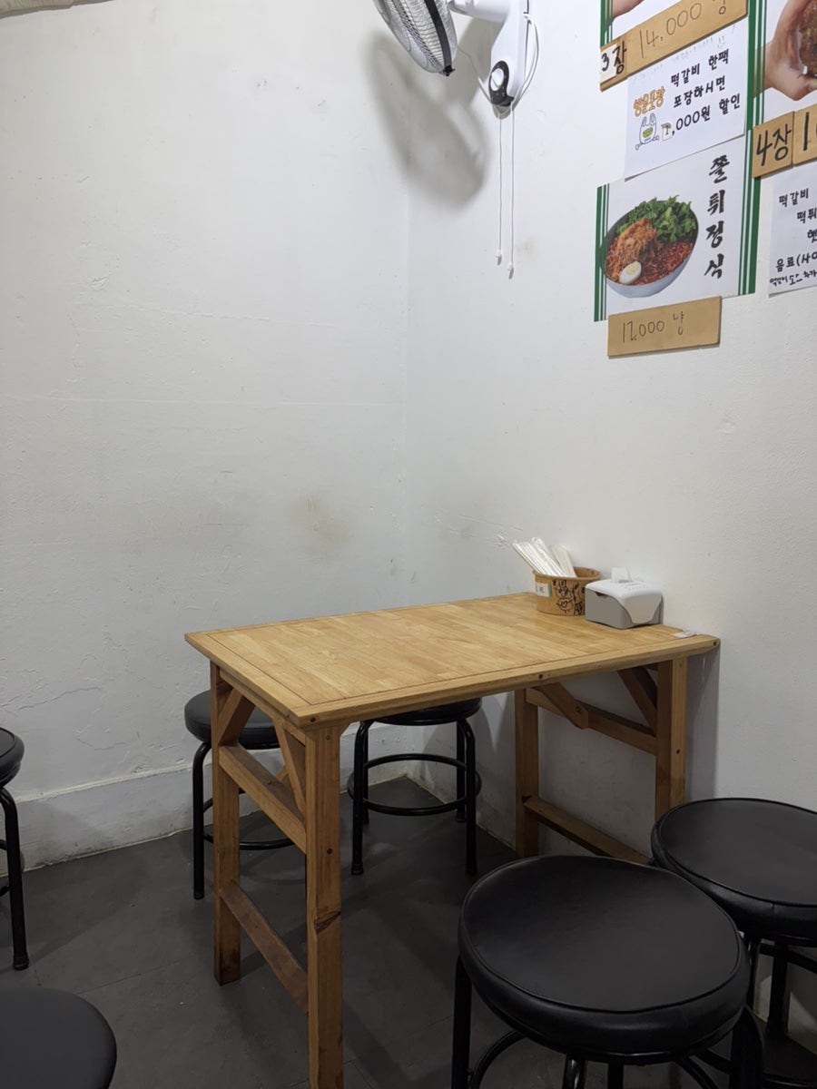 아담한 테이블 좌석. 자리가 넉넉지 않아 붐빌 때는 대기가 있을 수 있습니다.