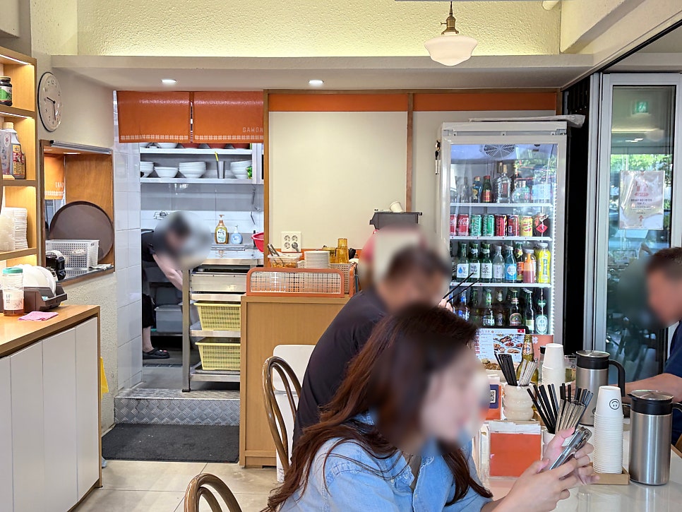 가원 연남점의 내부 모습. 현대적이고 개방적인 공간