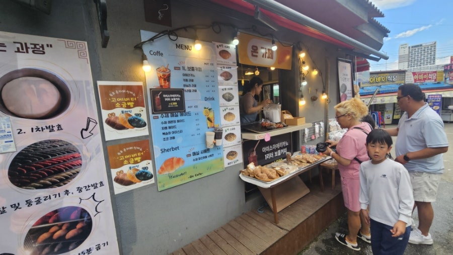 온카페 소금빵 판매대