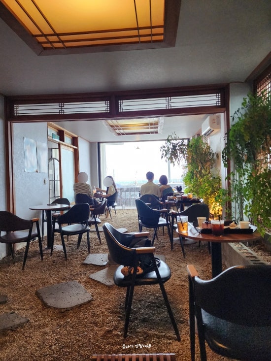 1층의 차분한 내부 공간