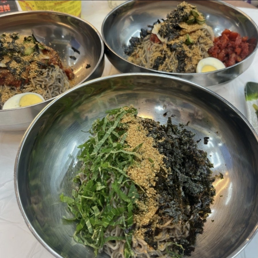 정갈하게 차려진 국수 한 상