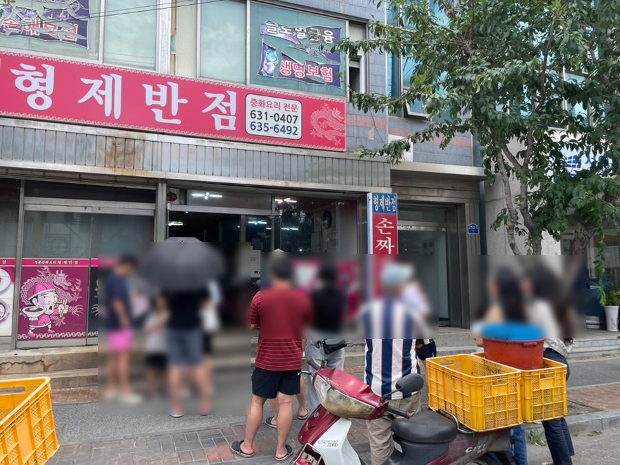 형제반점의 내부 모습: 오래된 중국집의 특징을 간직한 따뜻한 분위기