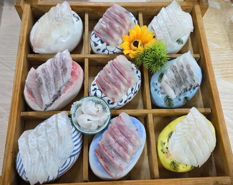아홉 칸으로 나뉜 그릇에 담겨 나오는 모듬회. 어종별로 색과 식감이 다른 회를 골고루 맛볼 수 있습니다.