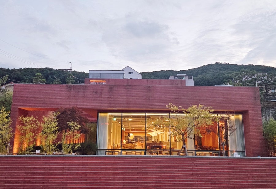 커피루소 붉은 벽돌 외관