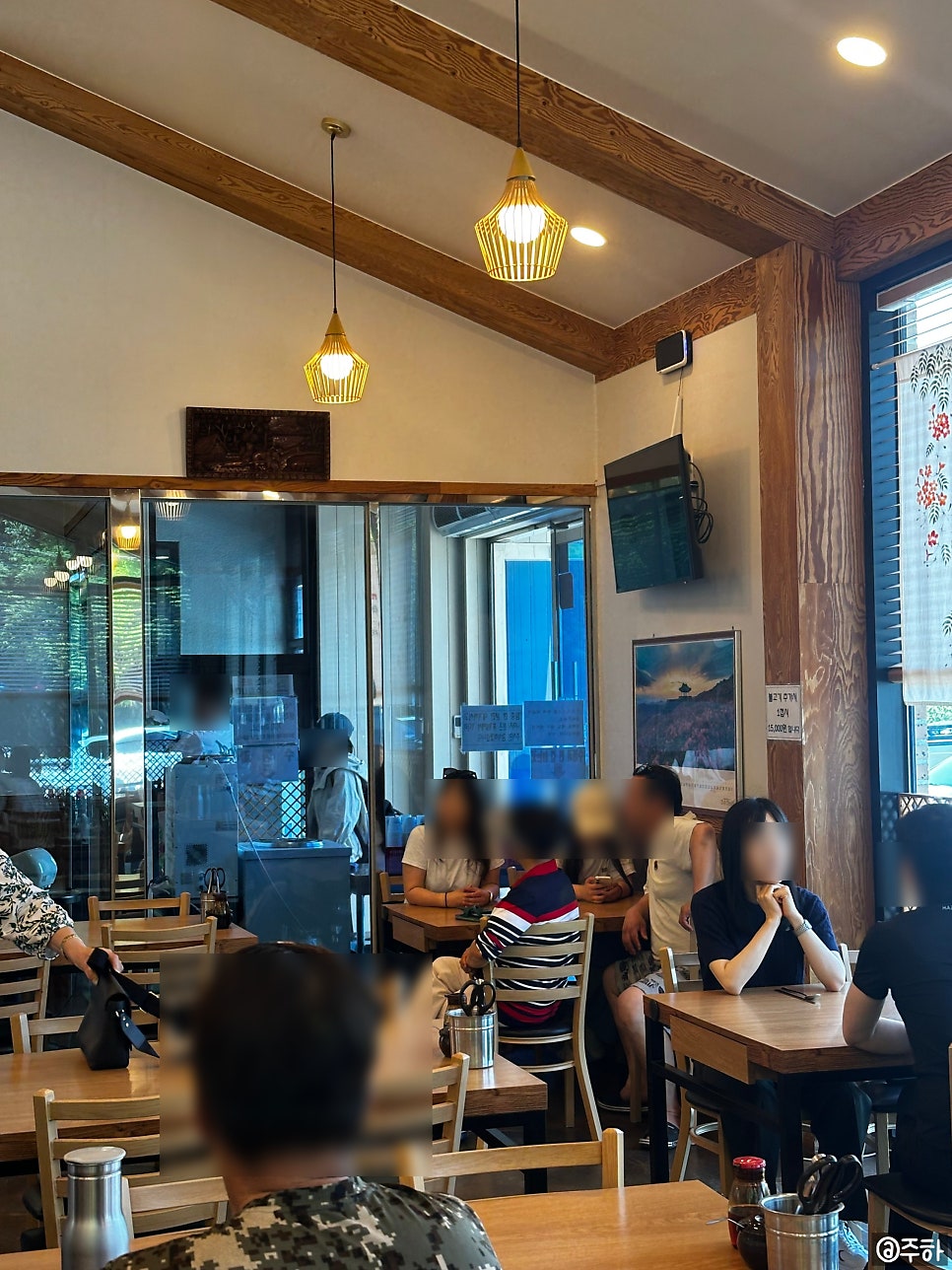 나무 서까래 천장이 시원하게 뚫린 홀. 주말 점심시간에는 자리가 금세 들어찹니다.