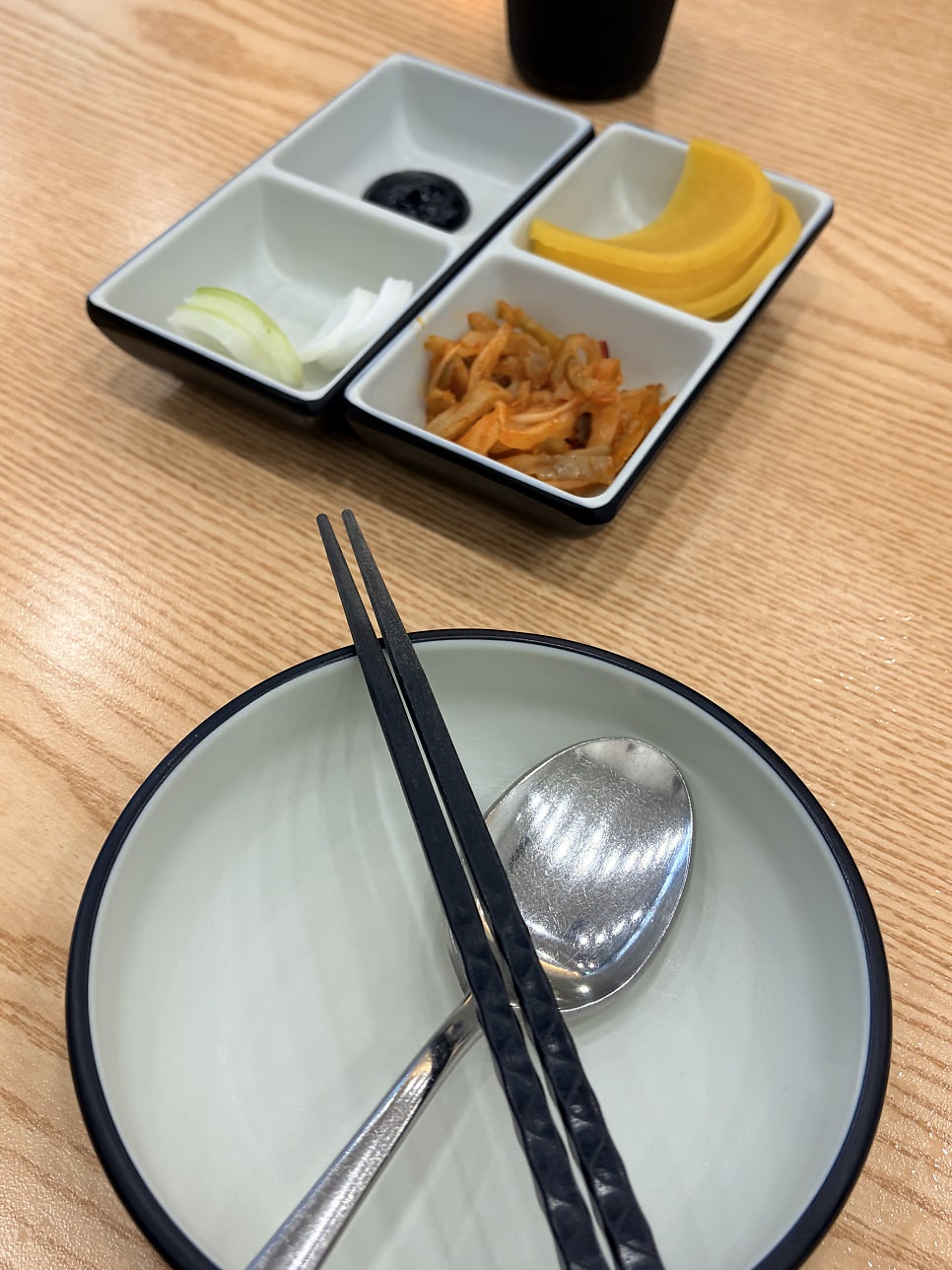 기본찬과 함께 제공되는 젓가락, 스푼, 양념.
