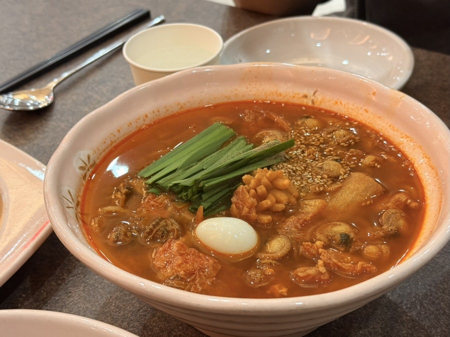 불향이 가득한 짬뽕. 조개, 새우, 오징어 같은 해물이 푸짐하게 들어있습니다.