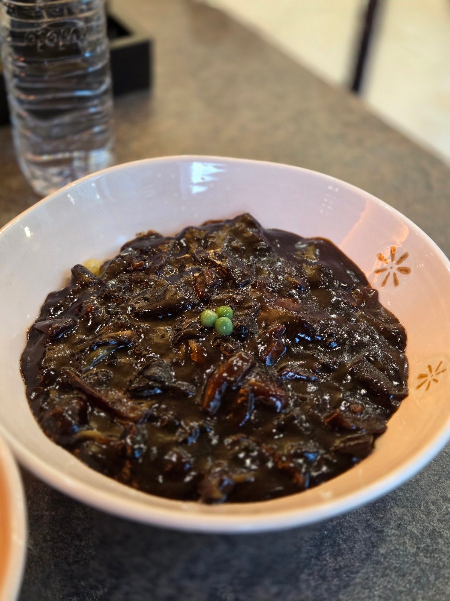 매장 내 후식 음료 코너. 커피와 다양한 음료를 무료로 즐길 수 있습니다.