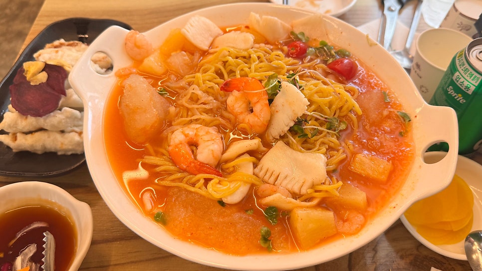 빙하냉짬뽕: 살얼음이 수북이 올라가 있고, 해산물이 푸짐하다