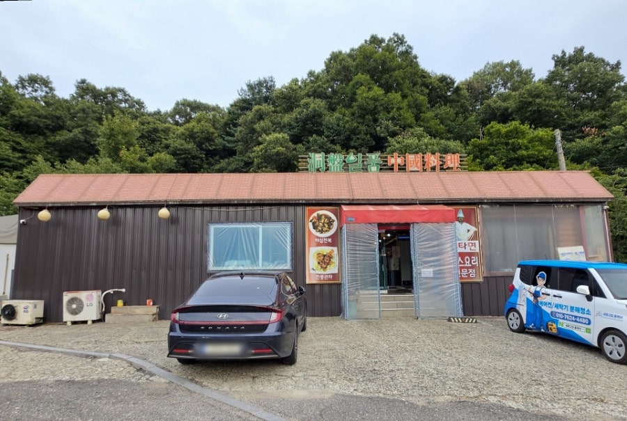 매장 내부의 넓은 공간과 높은 층고