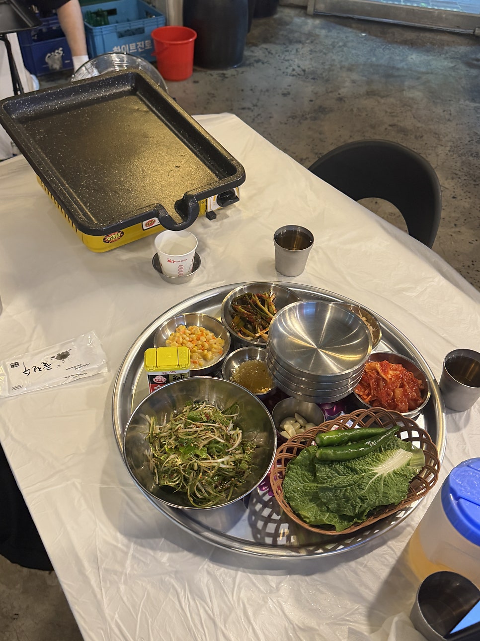 고기가 오르기 전 세팅된 불판과 밑반찬 한 상.