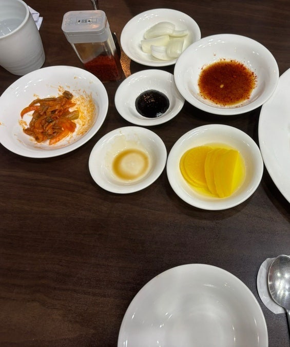 밑반찬과 소스들. 짜사이, 간장, 식초 등이 준비됩니다.