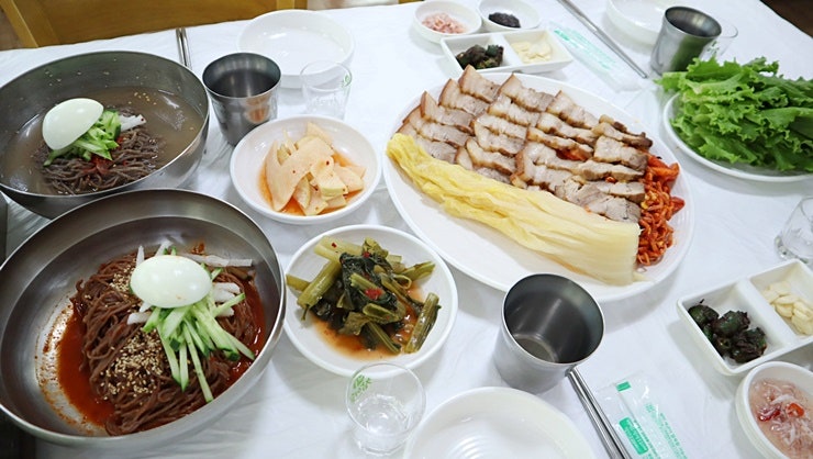 물막국수와 비빔막국수, 그리고 수육 한 접시. 현지인들이 가장 많이 주문하는 조합입니다.