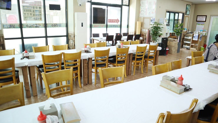 단체석까지 갖춘 삼삼막국수 내부. 가족 모임부터 단체 손님까지 넉넉하게 앉을 수 있습니다.