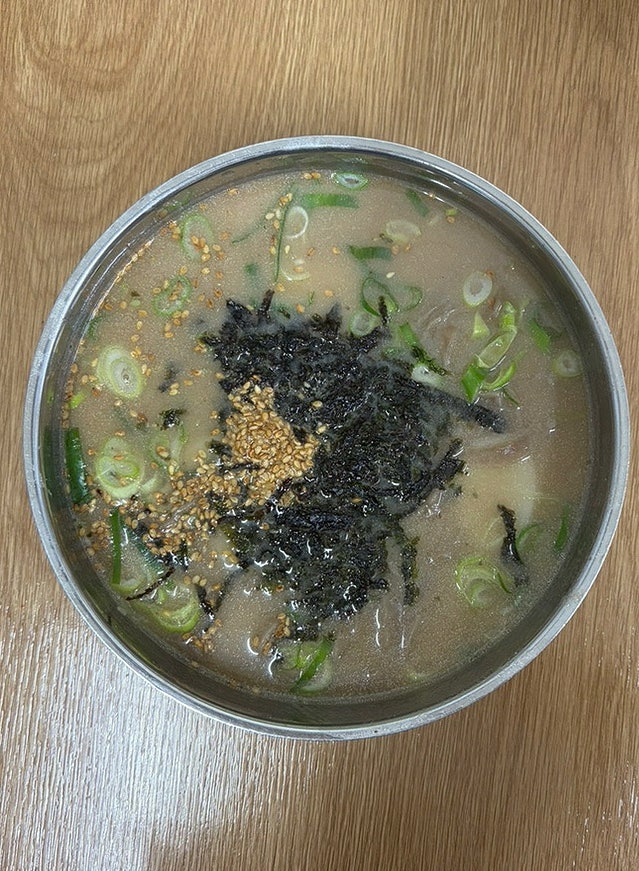 국물 요리도 정성 있게. 신선한 해산물과 채소가 듬뿍 들어있습니다.