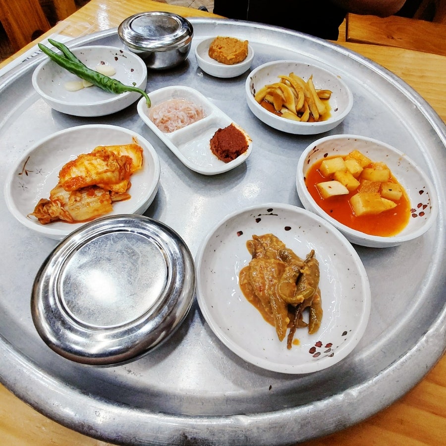 정갈하게 차려지는 밑반찬. 김치와 무생채 등이 함께 나옵니다.