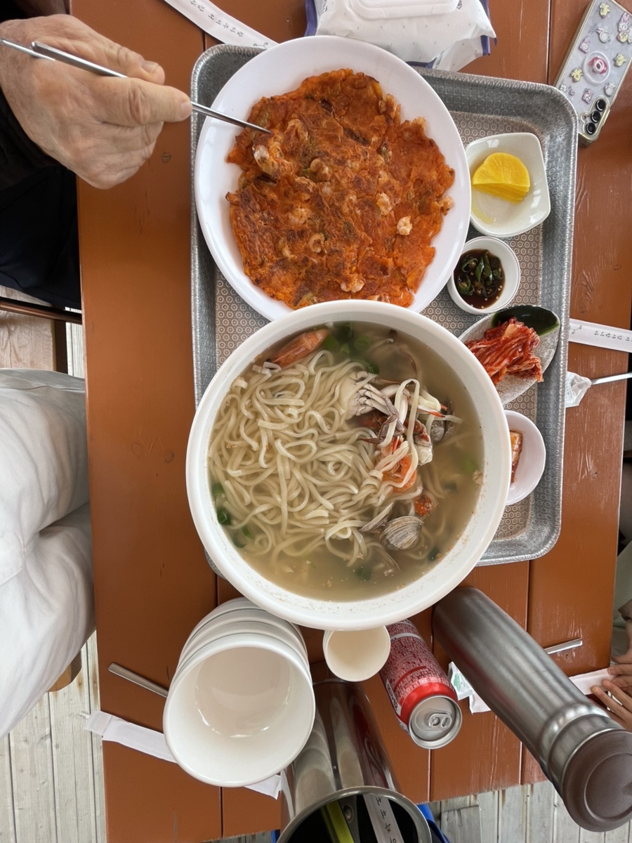쫄깃한 면발과 진한 국물의 칼국수. 곁들이는 김치와 밑반찬도 깔끔하게 나와요.