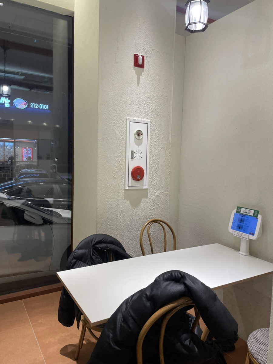 뽁식당 광교카페거리점 내부 좌석